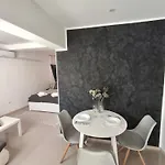 Alma 아파트 풀라