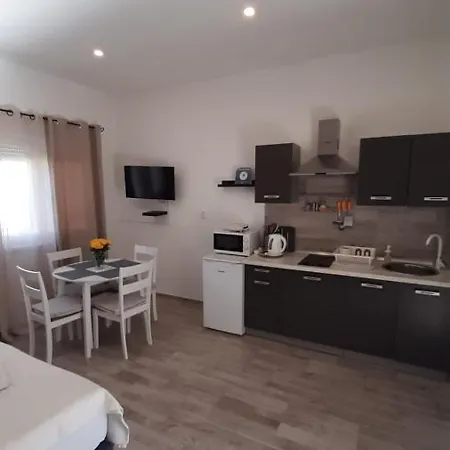 Alma Apartman *