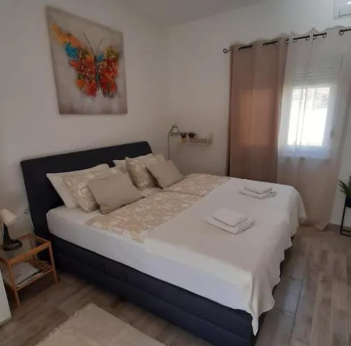 Alma 아파트 풀라